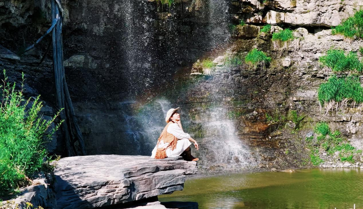 @马敏在悬空村山脚下看瀑布