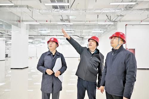 10月30日，石家庄高新区科技创业园区管理办公室工作人员与京津冀国家技术创新中心河北中心创新港工作人员一起谋划合作与发展。本报记者 田明摄