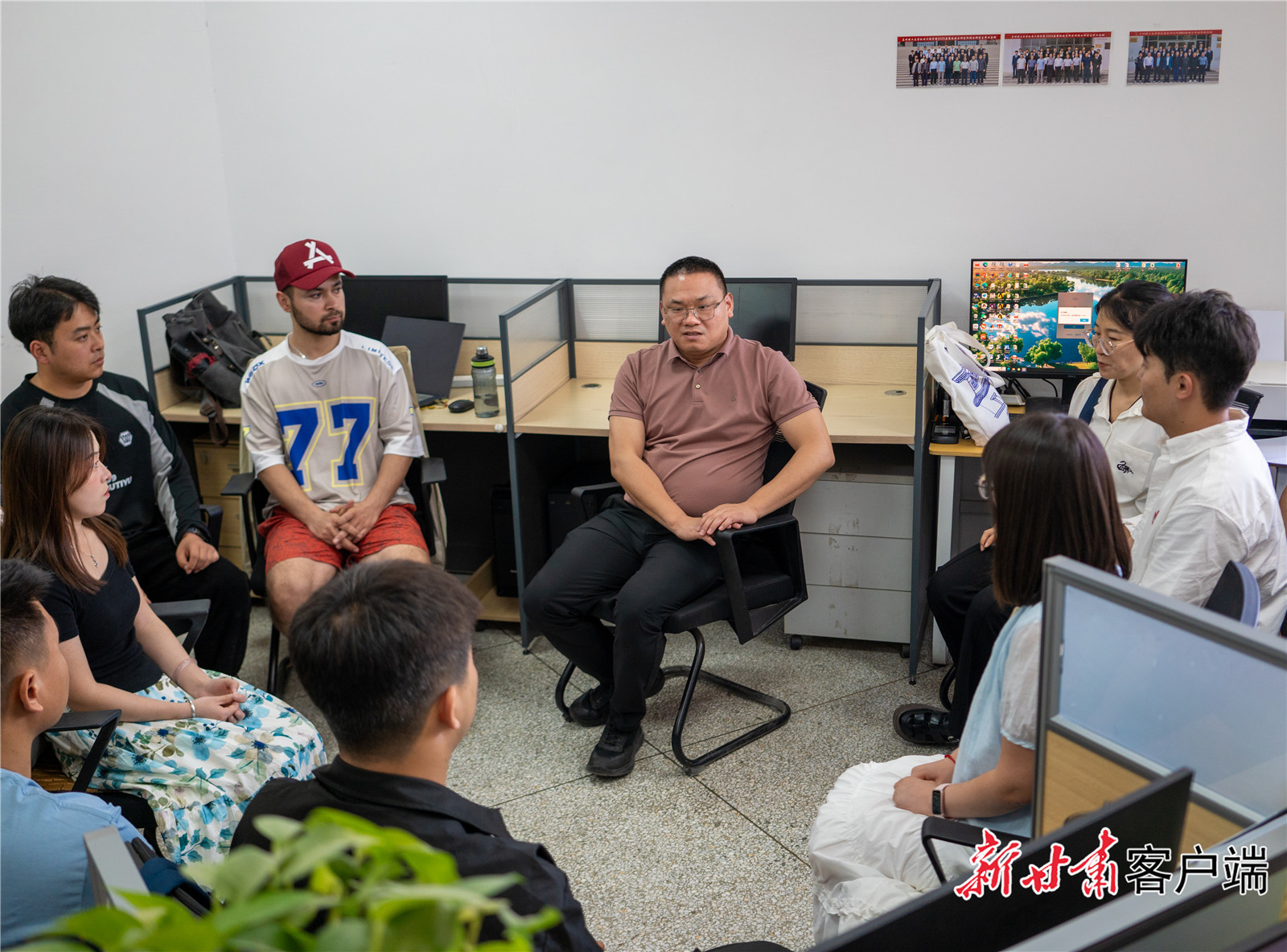 刘俭辉教授和学生们沟通交流(本文图片均由新甘肃·甘肃日报通讯员樊一航摄)