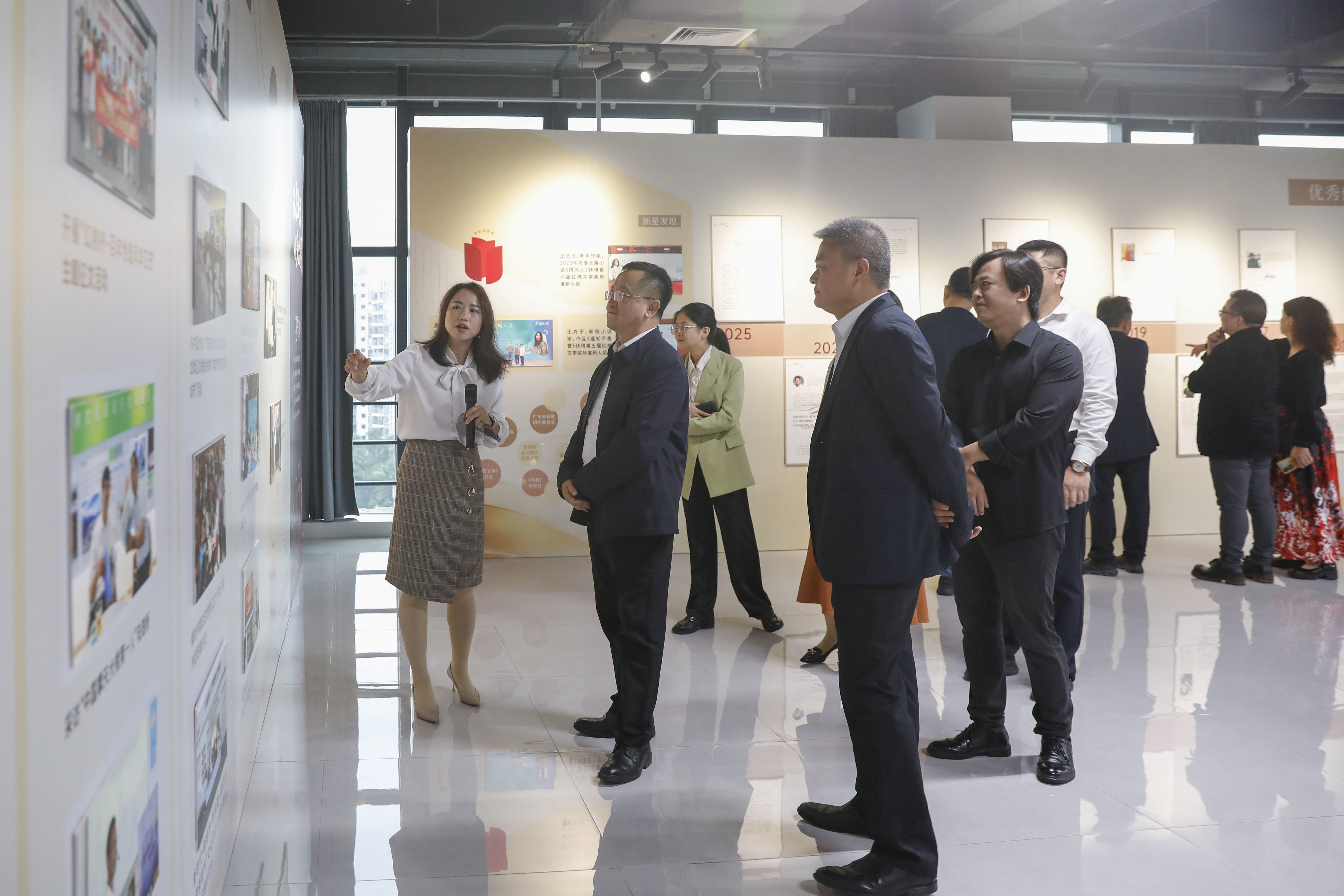 中国作家协会副主席阎晶明参观红棉创刊十周年特辑