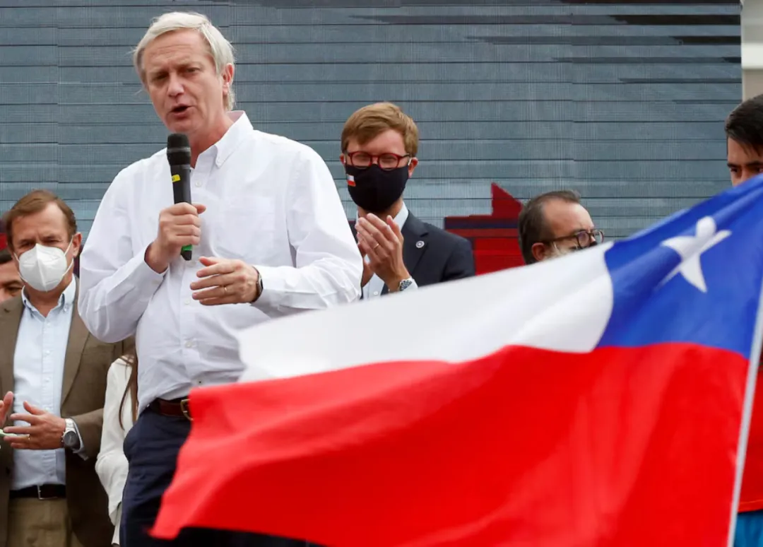 智利总统和议会选举临近时,民意调查显示,珍妮特·哈拉置于总统偏好的领先地位(28%),其次是何塞·安东尼奥·卡斯特(23%)。图为右翼热门候选人何塞·安东尼奥·卡斯特 图源:路透社