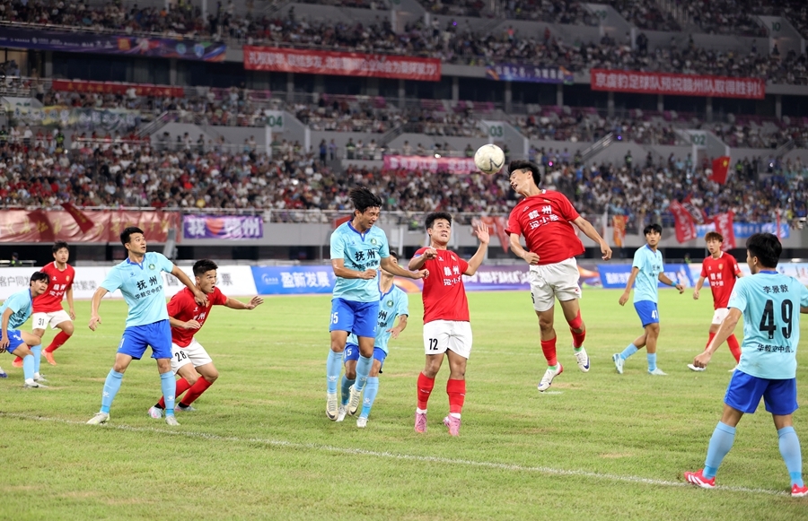 8月10日,赣州队和抚州队争顶角球。
