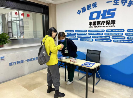 庐山景区医保经办人员正在指导一名宁夏游客办理异地医保备案