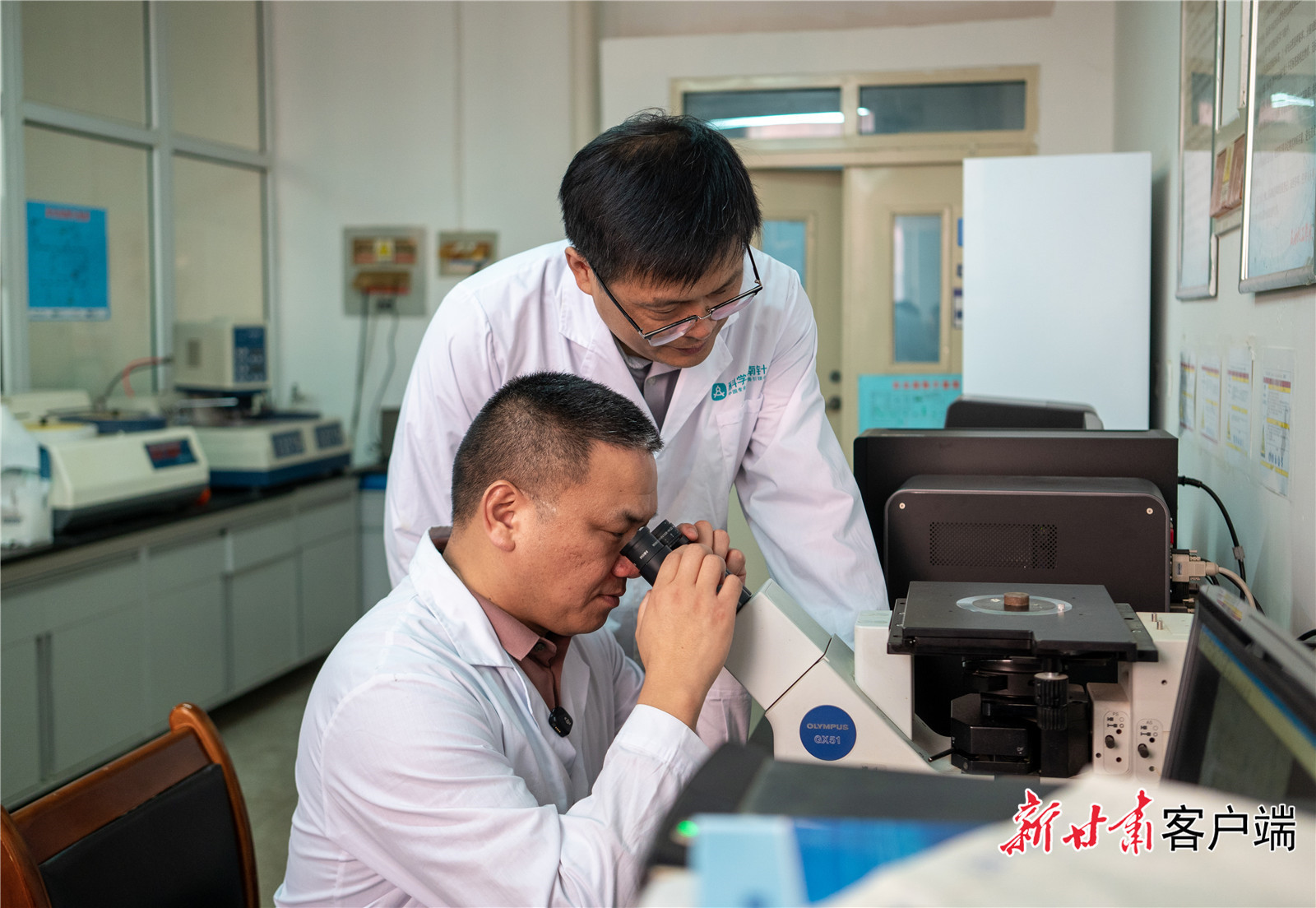 刘俭辉教授与同事一起做实验