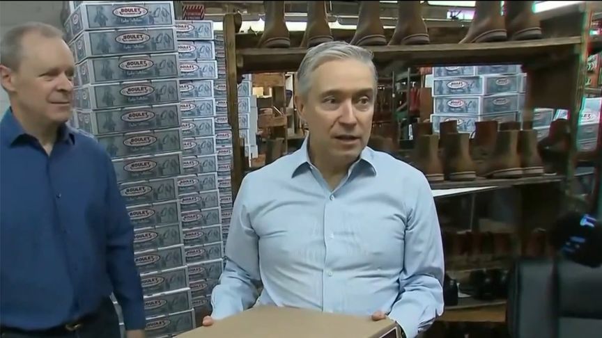 为延续预算案公布前的“仪式感”，加拿大财长亲手制作了一双鞋