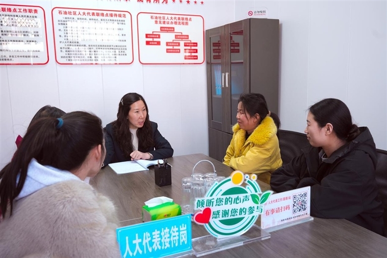 洛阳市人大常委会组织各级人大代表深入人大代表工作(联络)站,倾听群众反映问题,收集意见建议,积极回应群众关切。图片均为洛阳市人大常委会供图