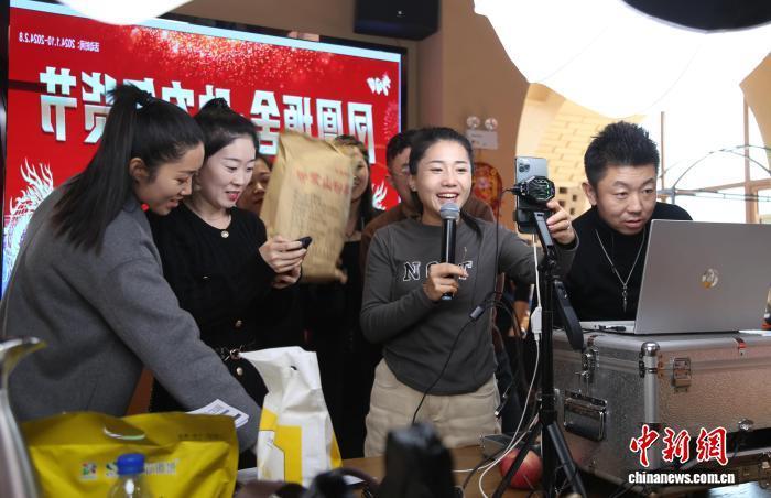 图为电商主播在庆阳市西峰区毛寺村凤凰塬舍·助农年货节活动现场推介农产品(资料图) 盘小美 摄