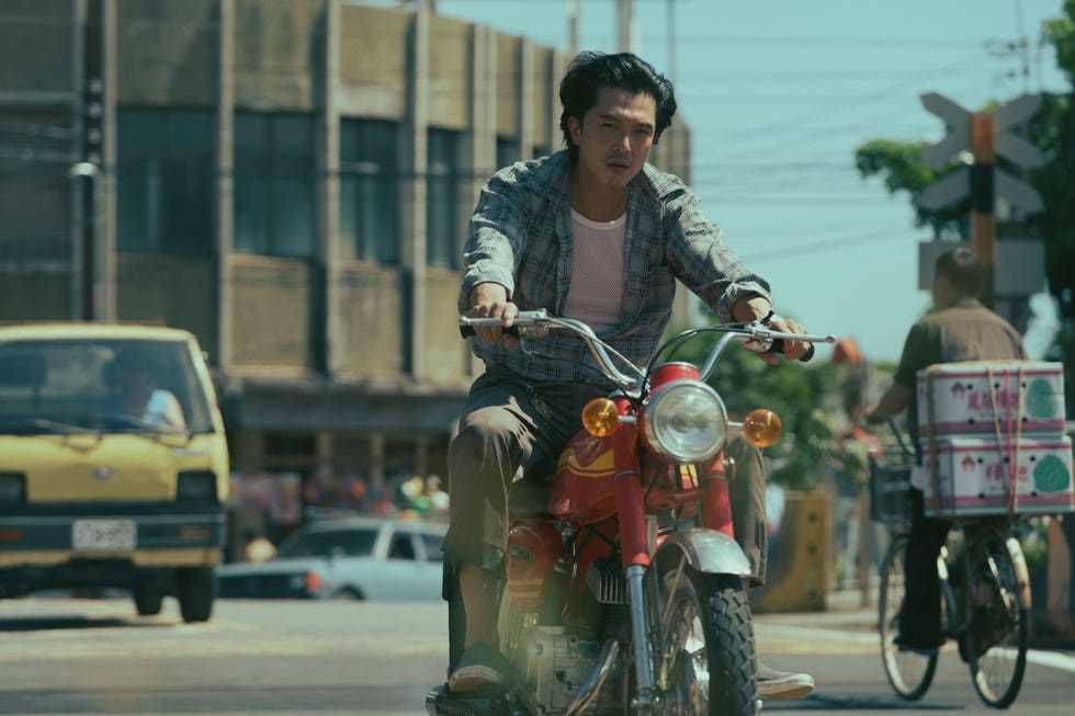 邱泽饰演小丽的父亲