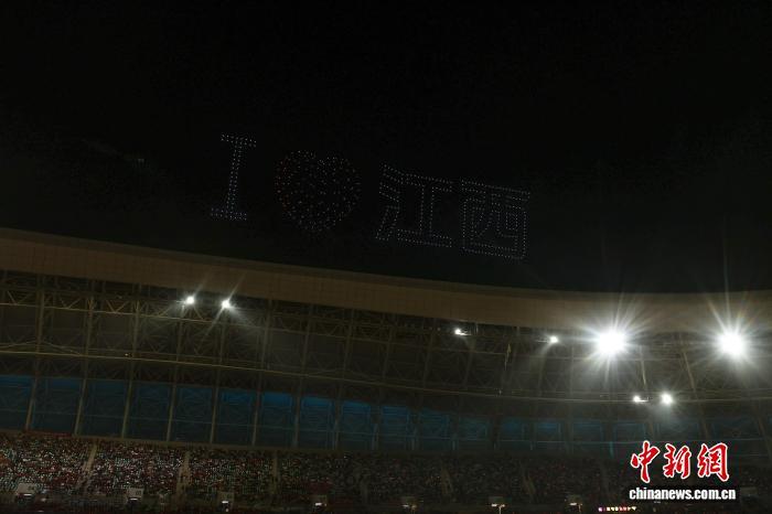 图为比赛开始前的,比赛场馆上空的无人机灯光秀。中新社记者 刘力鑫 摄
