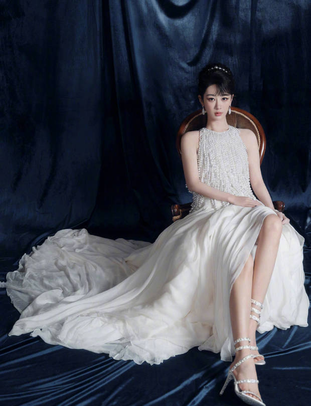 杨紫端坐在椅子上,气质温婉。