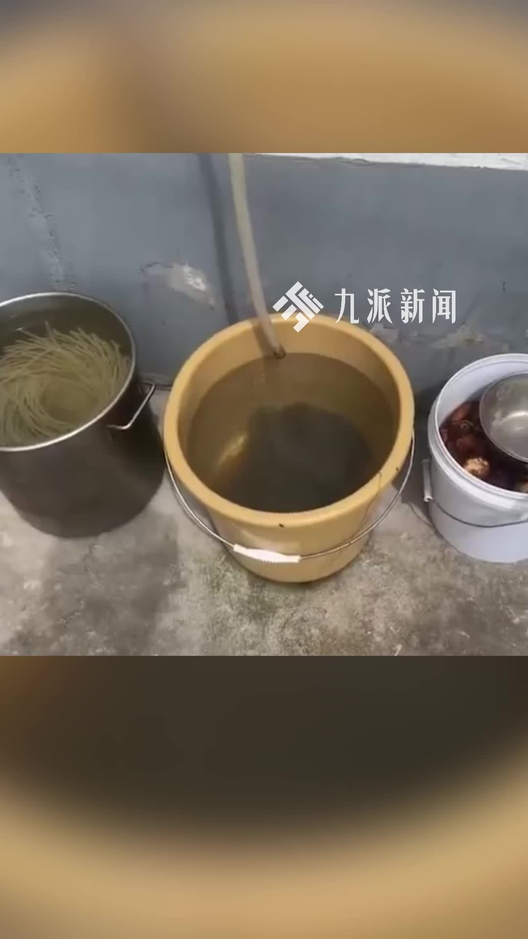 一外卖餐饮店用空调冷凝水泡发粉丝，市监局：责令其改正，现已停业整顿