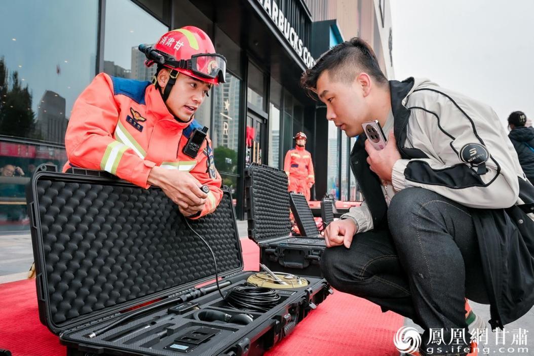 消防员向市民讲解救援装备的功能及使用方法　李德宇　摄