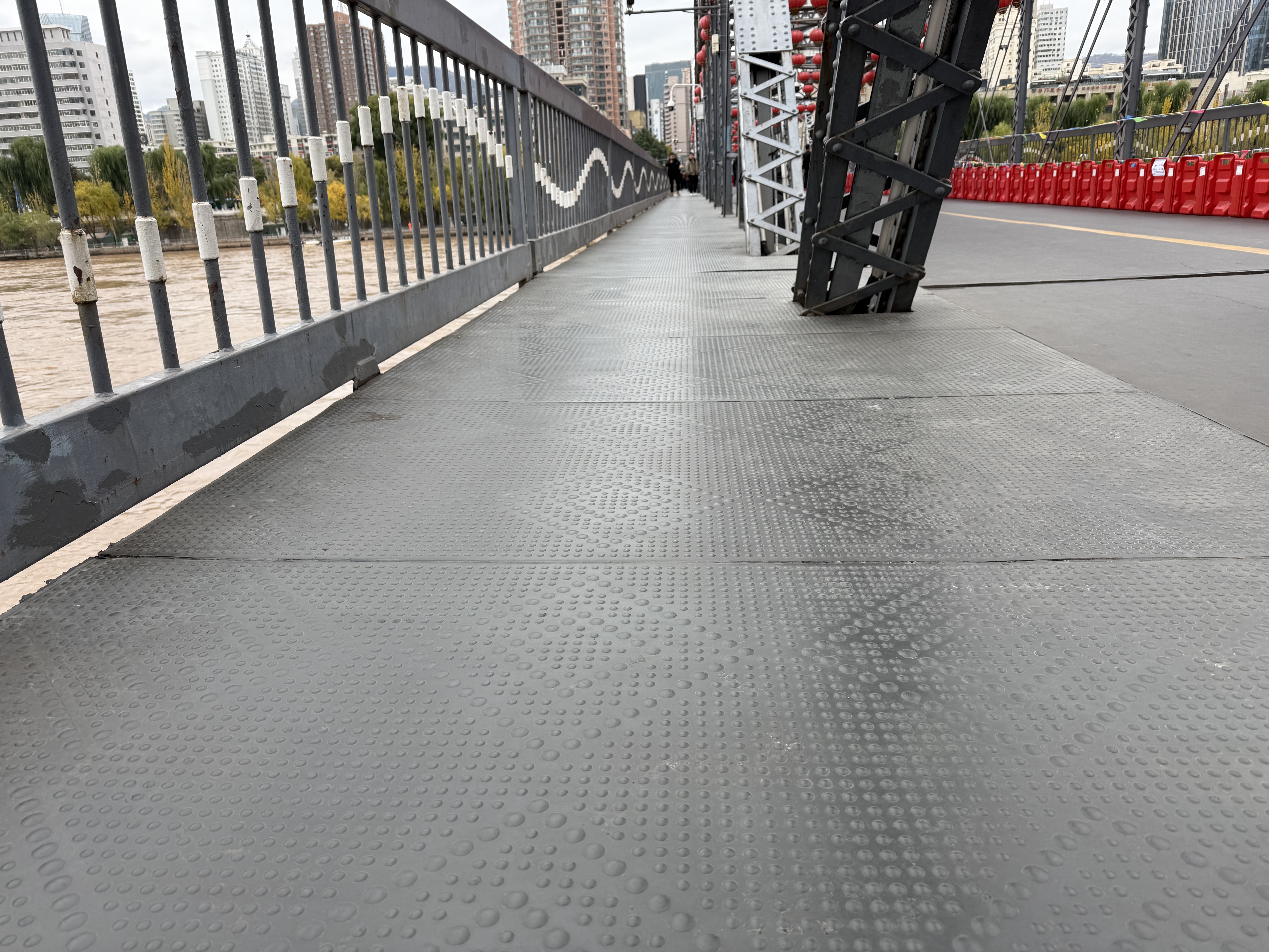 中山桥人行道新更换的橡胶板