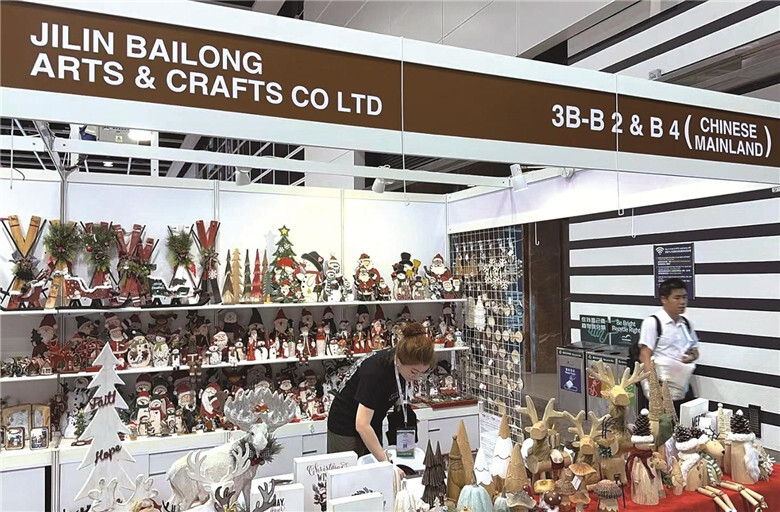 十月二十日至二十三日，吉林省百隆工艺品有限公司在香港国际会议展览中心参加香港国际礼品家居用品展。