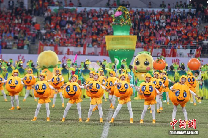 图为比赛中场休息时间,赣州安远县带来的大型歌舞《清清东江水 甜甜赣南橙》表演。中新社记者 刘力鑫 摄