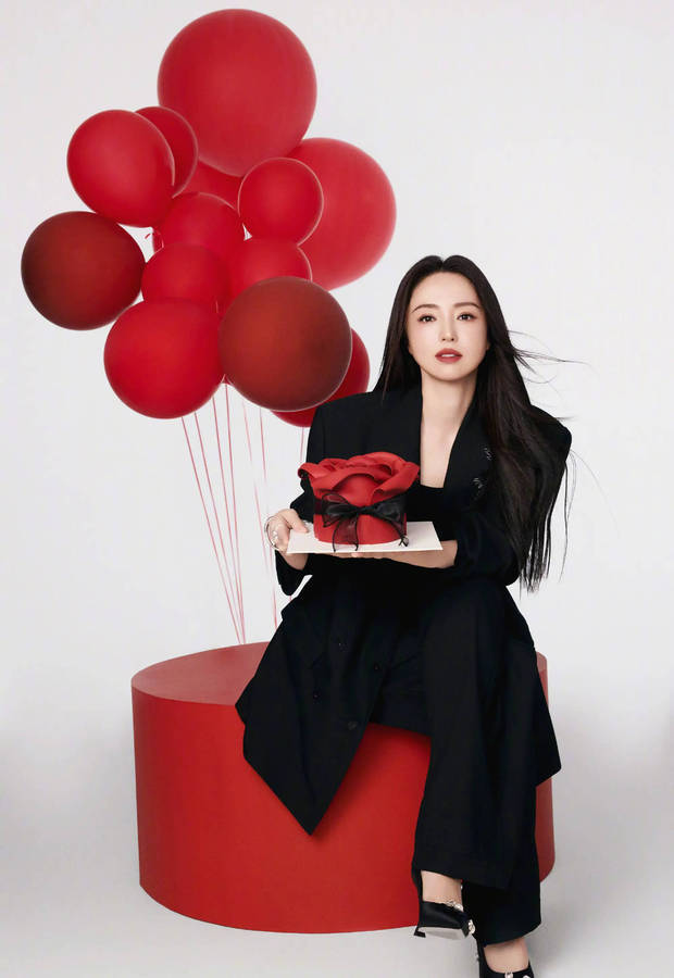 董璇晒生日大片,气场全开。