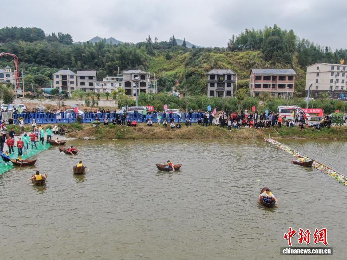 图为荷塘采莲项目中,选手划着木盆去采莲花道具。(无人机照片)中新社记者 刘力鑫 摄