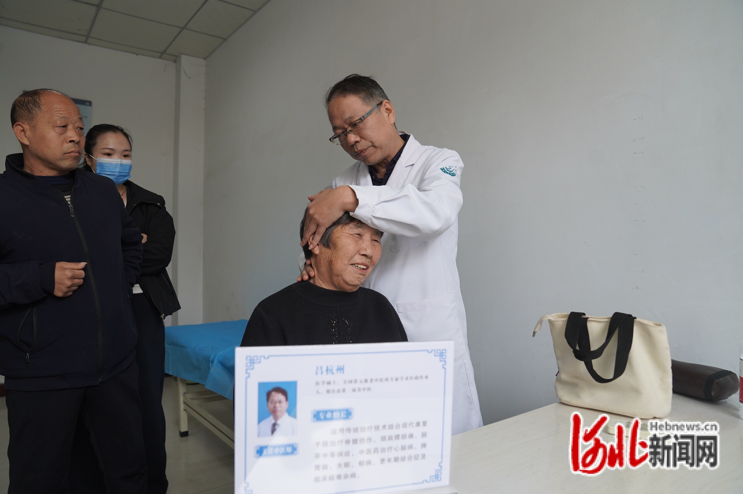 11月6日，华北医疗健康集团邢台总医院医生正在邢台经济开发区沙河城镇卫生院给村民义诊。
