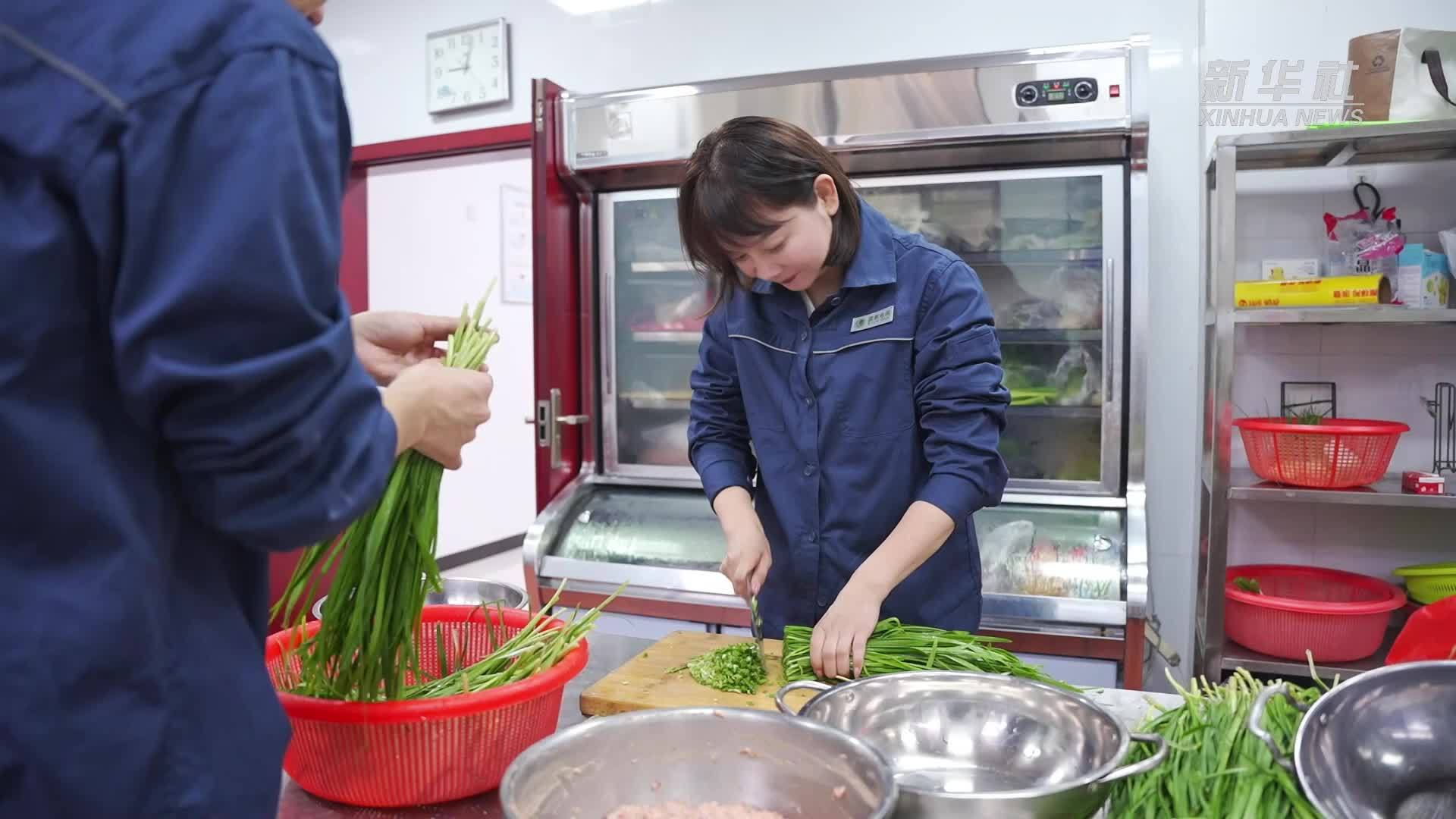 湖北赤壁：饺香传情 立冬暖胃亦暖心