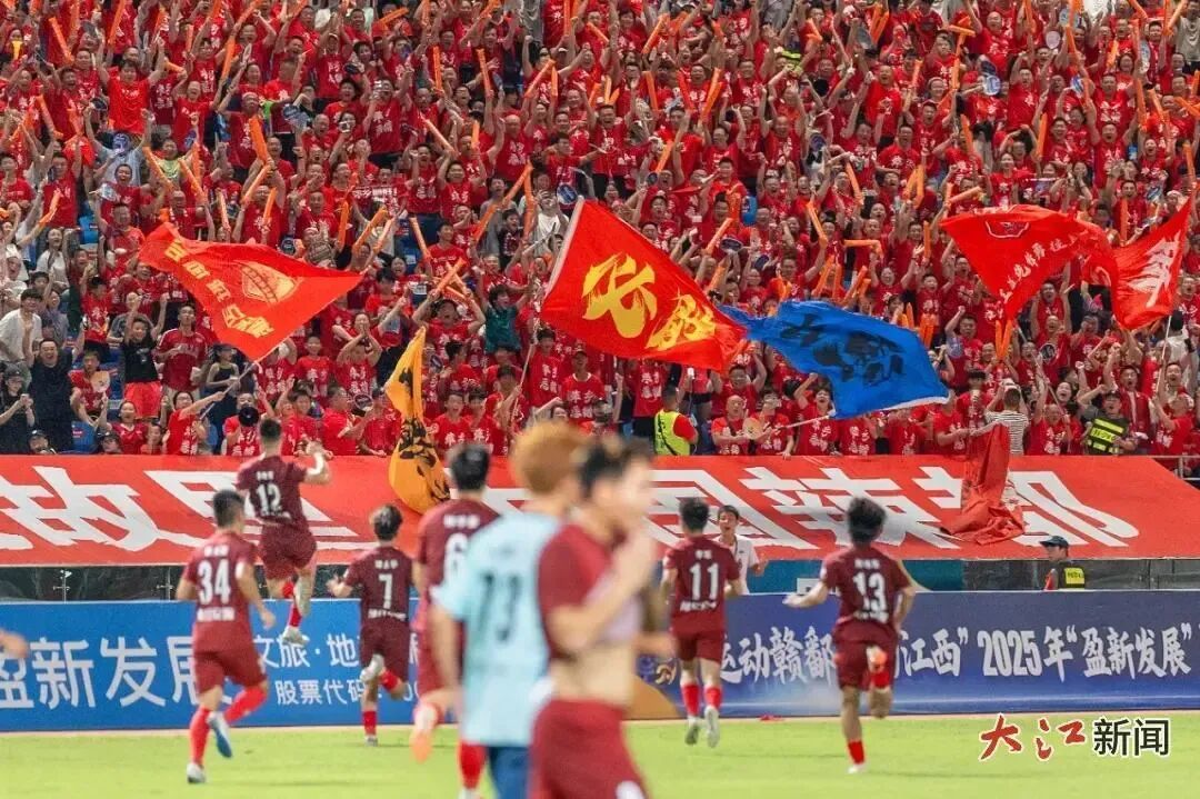 8月17日,连续5场未胜的萍乡迎来奇迹般的首场胜利——战胜实力强大的赣州队。终场哨声吹响,球员们兴奋地冲向观众席,接受山呼海啸般欢迎。奉启军 摄