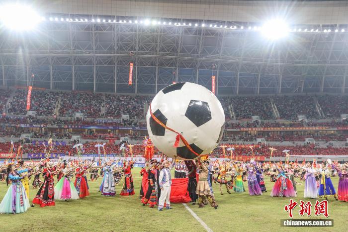 图为比赛开始前的,赣州会昌县带来的民俗歌舞《龙凤呈祥 畲韵中华》表演。中新社记者 刘力鑫 摄