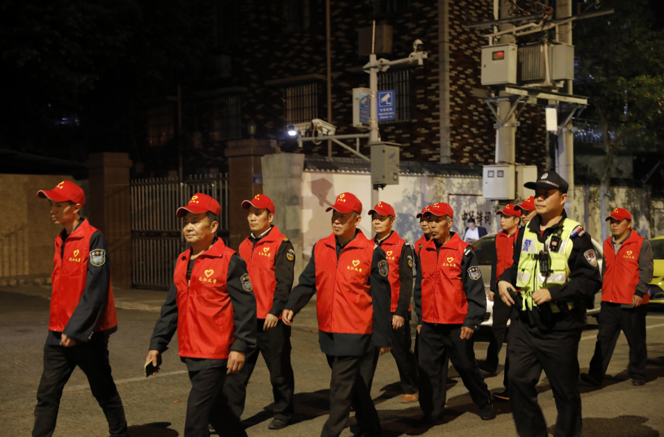 江津“几江义警”与民警一同开展夜间巡逻