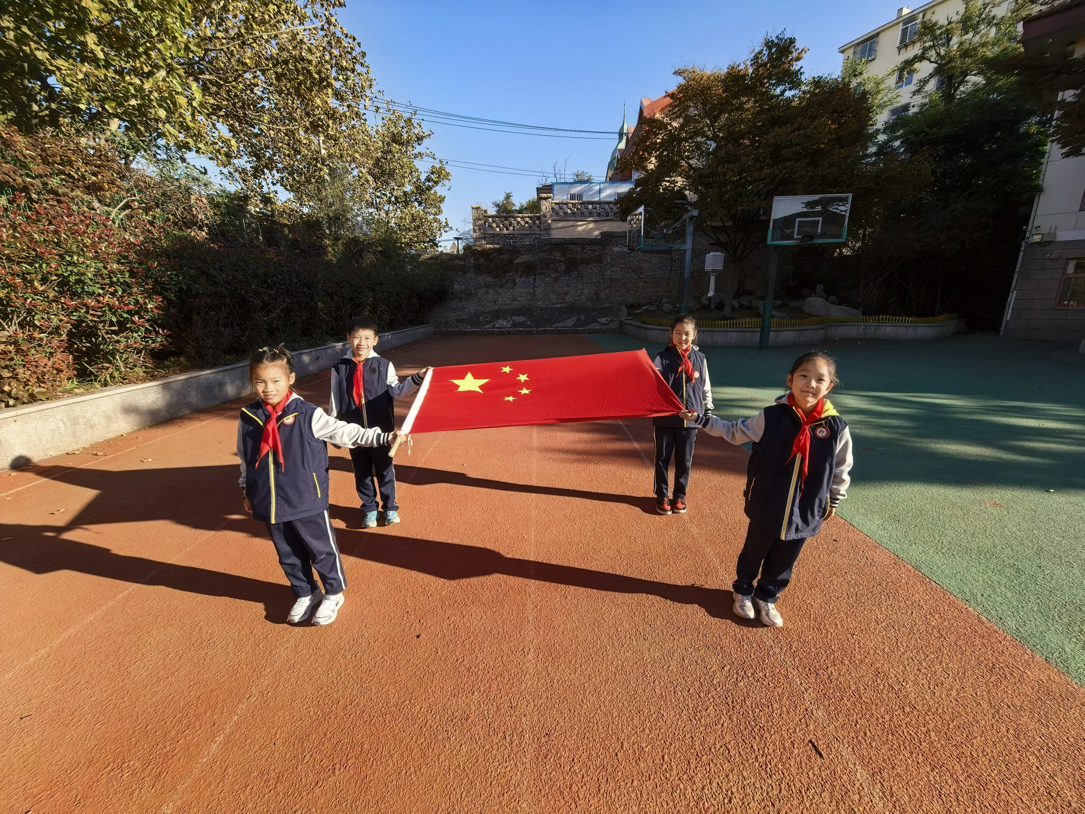 【校园动态】消防记心中 平安伴成长——青岛市实验小学以升旗仪式开展消防安全教育