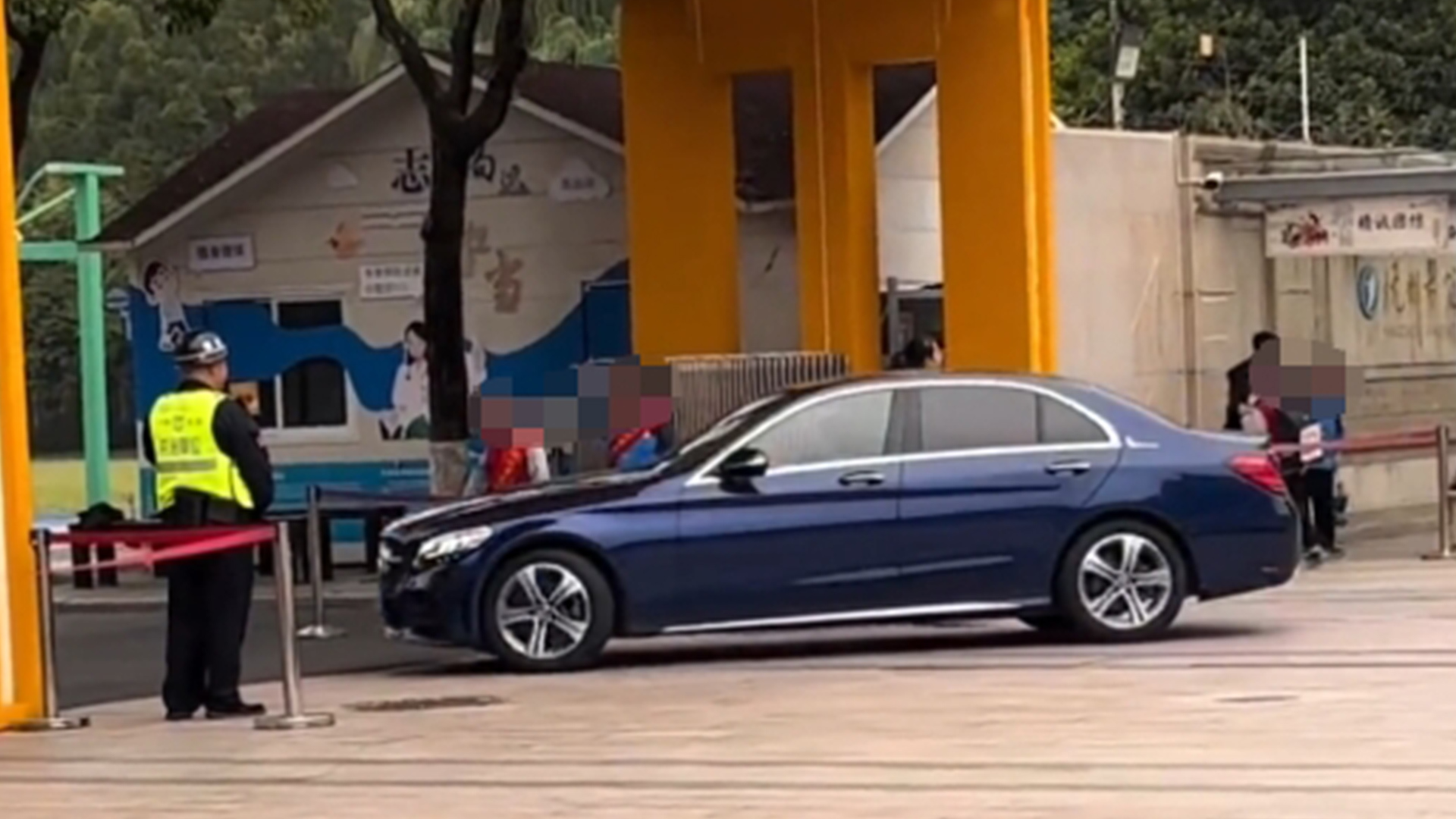 杭州一小学老师开车进校学生敬礼高喊“老师早”，学校回应：系片面拍摄，已报警