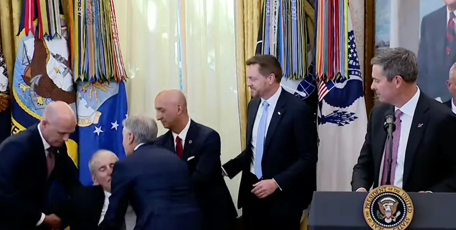 特朗普白宫记者会上有人突然晕倒,现场一片慌乱