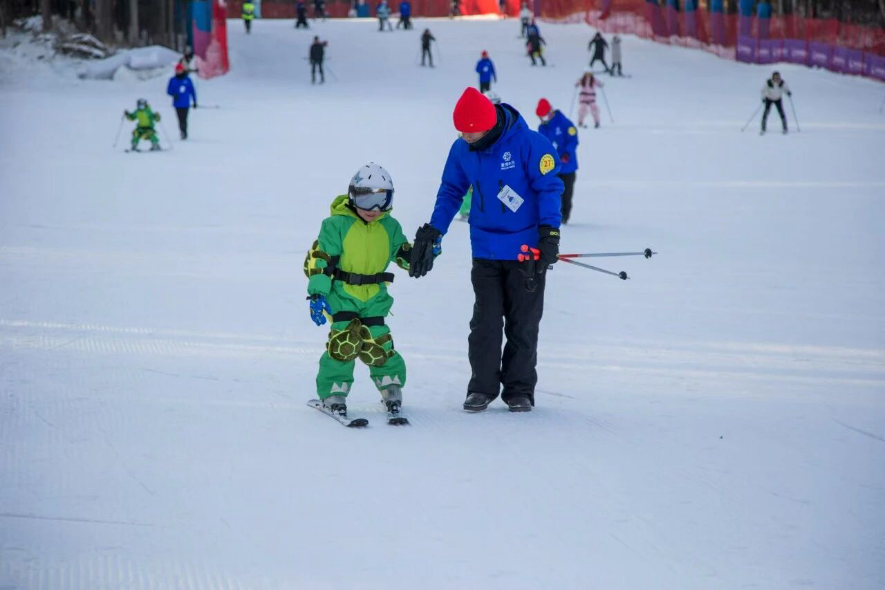初学者在长春净月潭滑雪场体验。图片来源:净月潭滑雪场