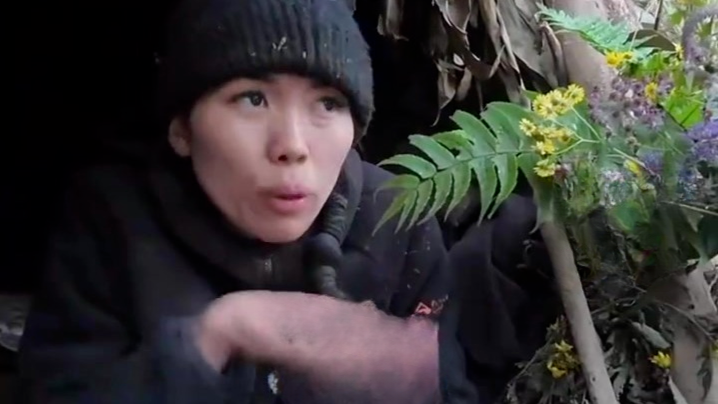 荒野求生赛24天仅剩21人，“冷美人”粉美甲长睫毛依然坚挺：内核要稳，存粮要多，誓要进决赛拿冠军