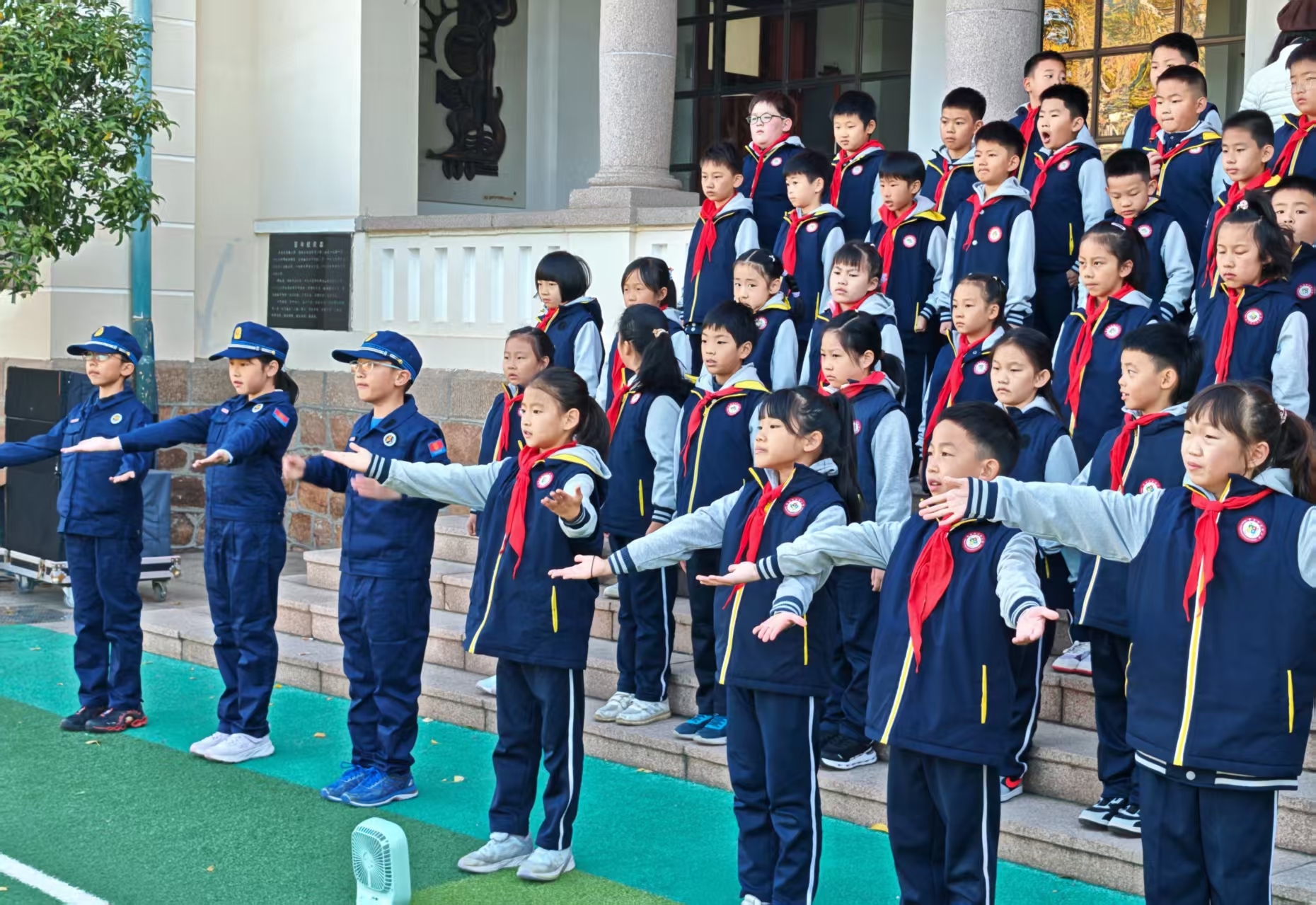 【校园动态】消防记心中 平安伴成长——青岛市实验小学以升旗仪式开展消防安全教育