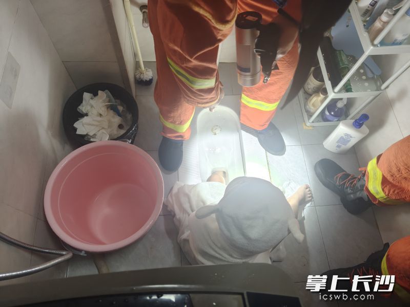 消防员正在救援。 长沙晚报通讯员 王磊 摄