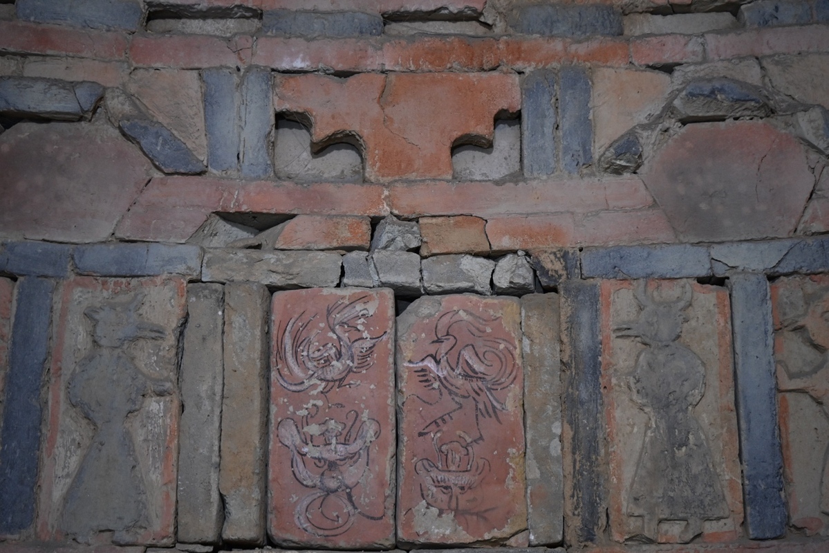 嘉裕关新城魏晋墓群六号墓门楼局部