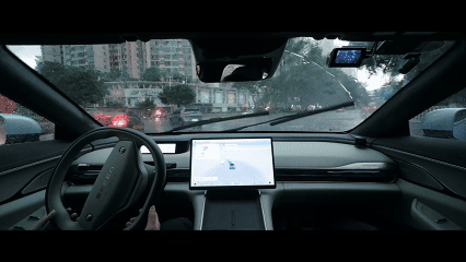 （WePilot 3.0 在暴雨天气下流畅、安全绕行环岛）