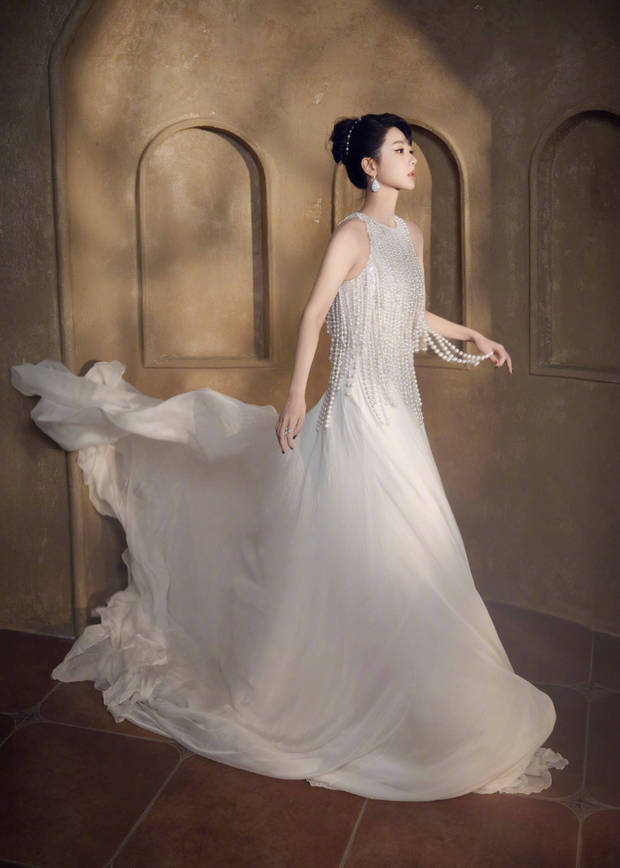 杨紫裙摆飘逸,仙气十足。