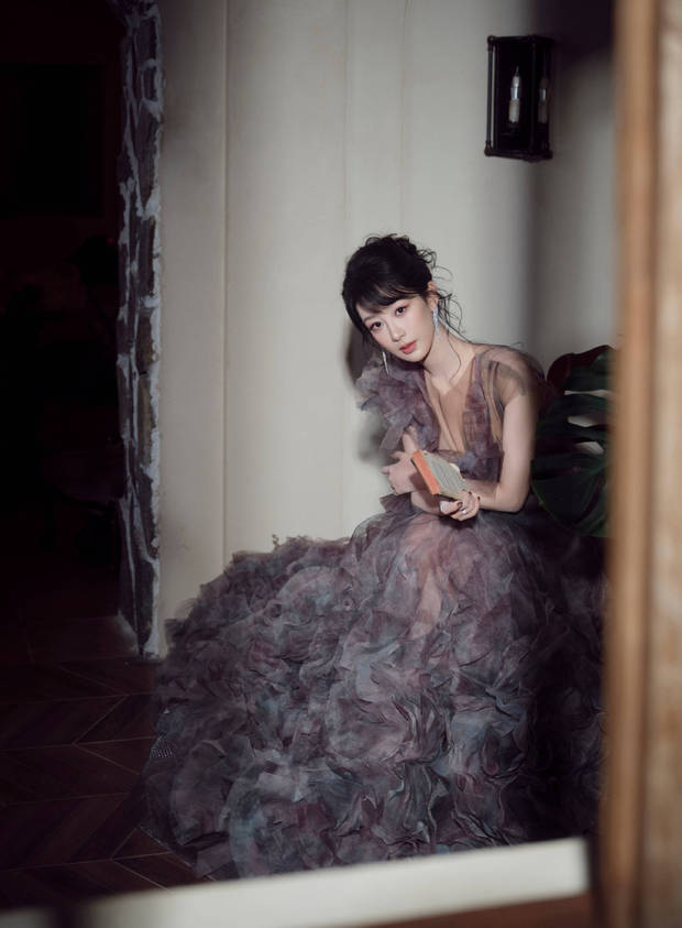 杨紫秒变复古油画女郎，魅力十足。