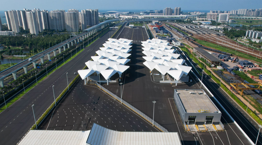 这是9月23日拍摄的海口新海港和南港“二线口岸”（货运）集中查验场海关查验区（无人机照片）。新华社记者 杨冠宇 摄