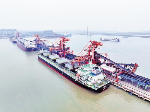 近日航拍的黄骅港煤炭港区。 本报记者王雅楠摄