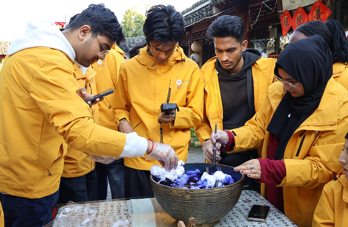 中外学子共赴文化之约:“跨域文韵”之旅让中国红与英伦风撞出青春火花