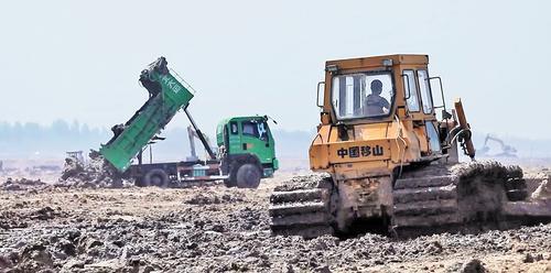 七里海潟湖湿地生态减灾修复过程中，工程车进行拆除养殖围堰作业。（摄于2022年9月） 河北省地质矿产勘查开发局第八地质大队供图