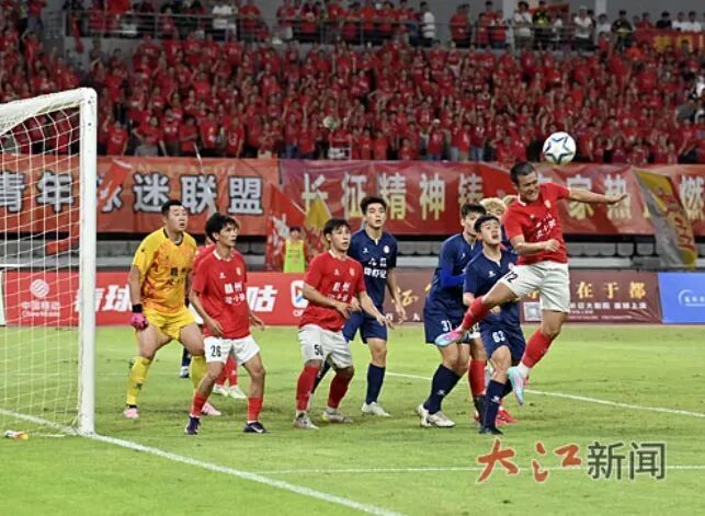 10月4日晚,赣超半决赛首回合迎来焦点对决,赣州队坐镇主场迎战九江队。两队球员在争抢头球。江西日报 全媒体记者杨继红 摄