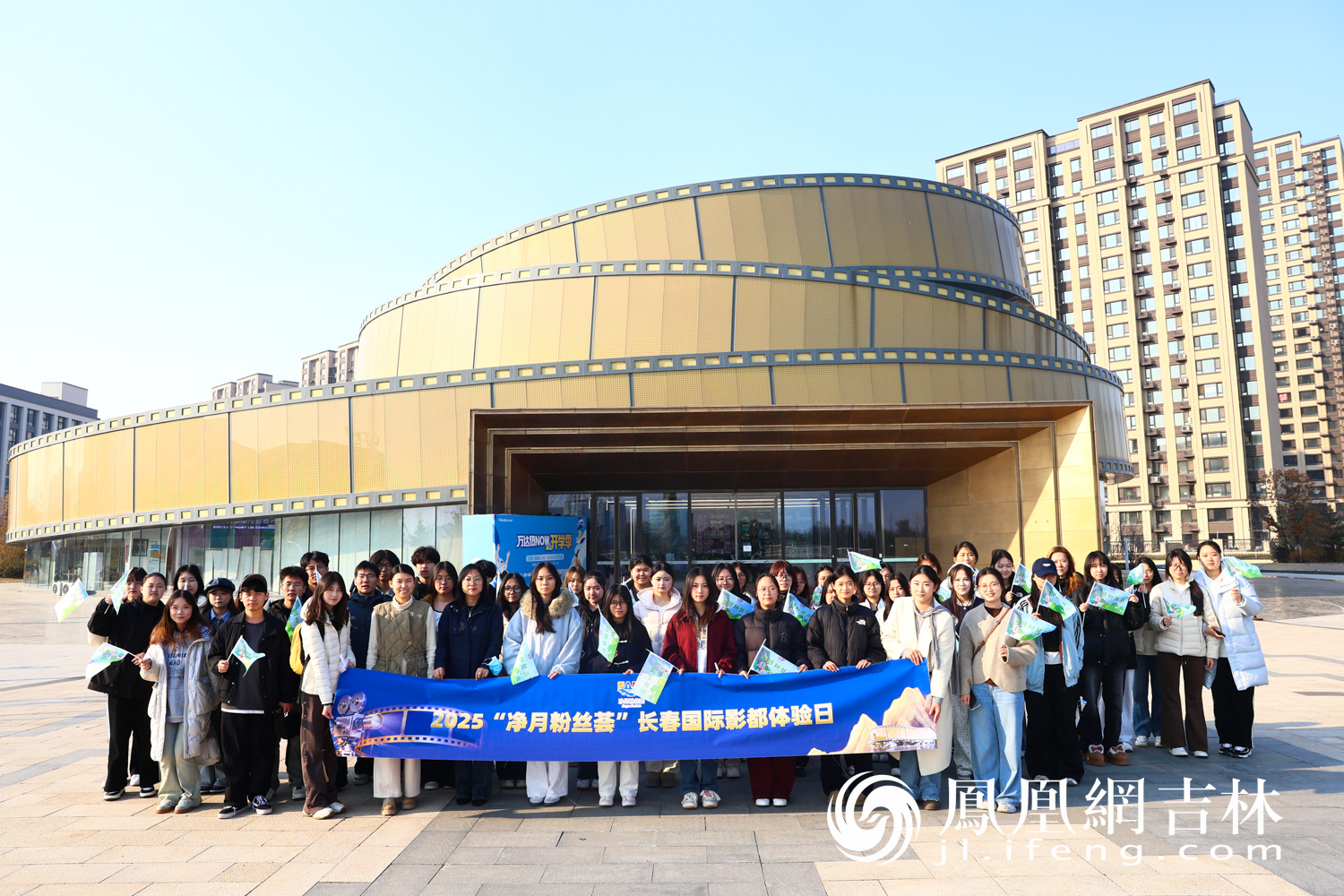 青年粉丝走进“金胶卷”长春国际影都展示中心参观。