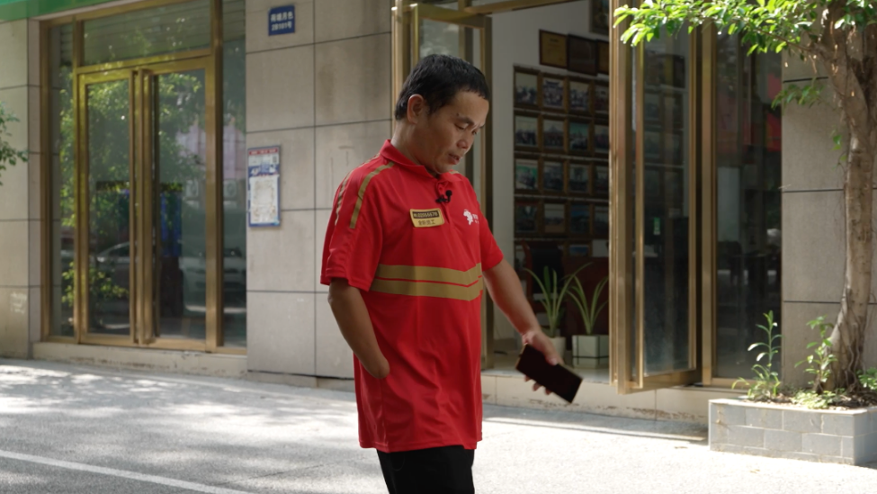 我断了一只手，欠了17万，连唯一肯收留我的工作都因体检黄了，送外卖成为我唯一的希望