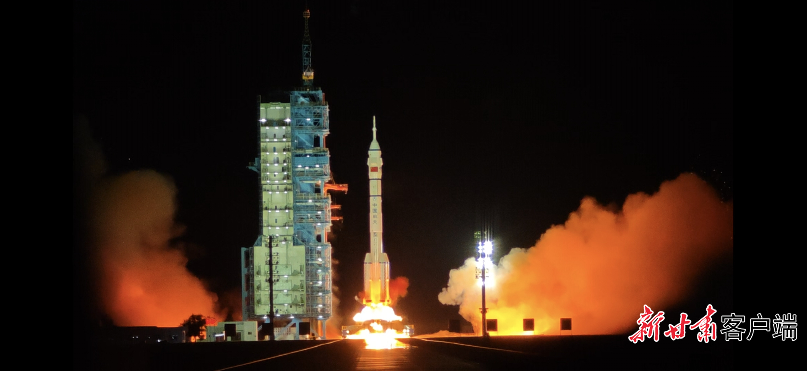 火箭拖拽着尾焰拔地而起(新甘肃·甘肃日报记者 吴涵)