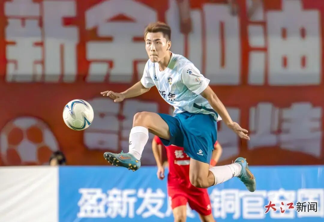 7月19日,新余市体育中心,新余队主场迎战抚州队,一名新余队球员展示“空中停球”。江西日报全媒体记者 杨继红 全媒体记者 徐铮 摄