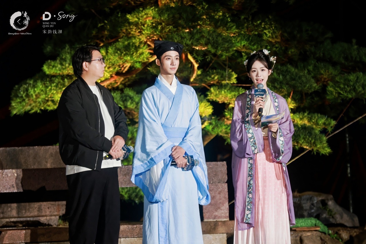 短剧《钱湖灵珠》的主创在分享。