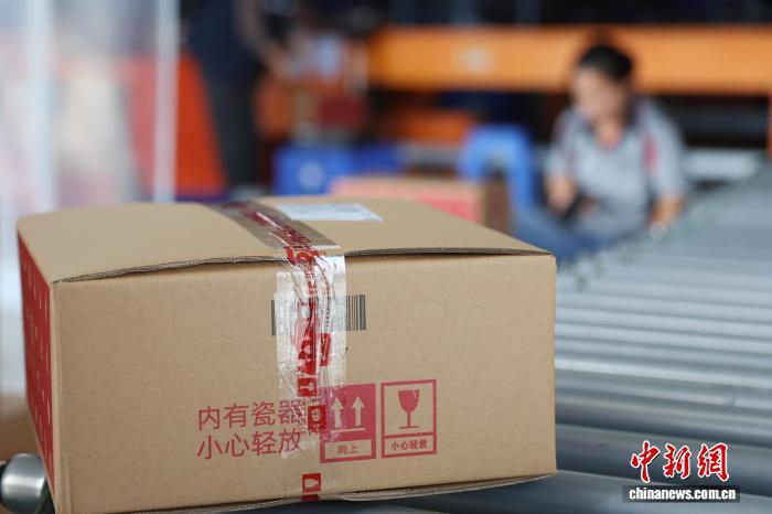 图为自动传送带上的货物箱上写有“内有瓷器，小心轻放”。中新社记者 刘占昆 摄