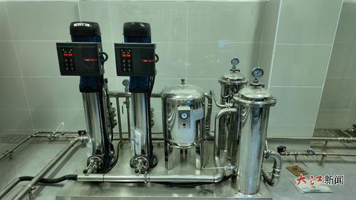 小区内设有净水机房，可根据用户不同时段的用水量智能调节供水能力。