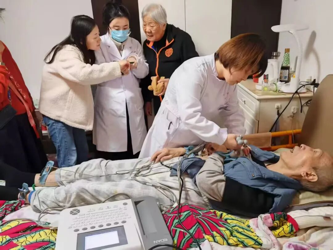 家庭医生团队“送医上门”